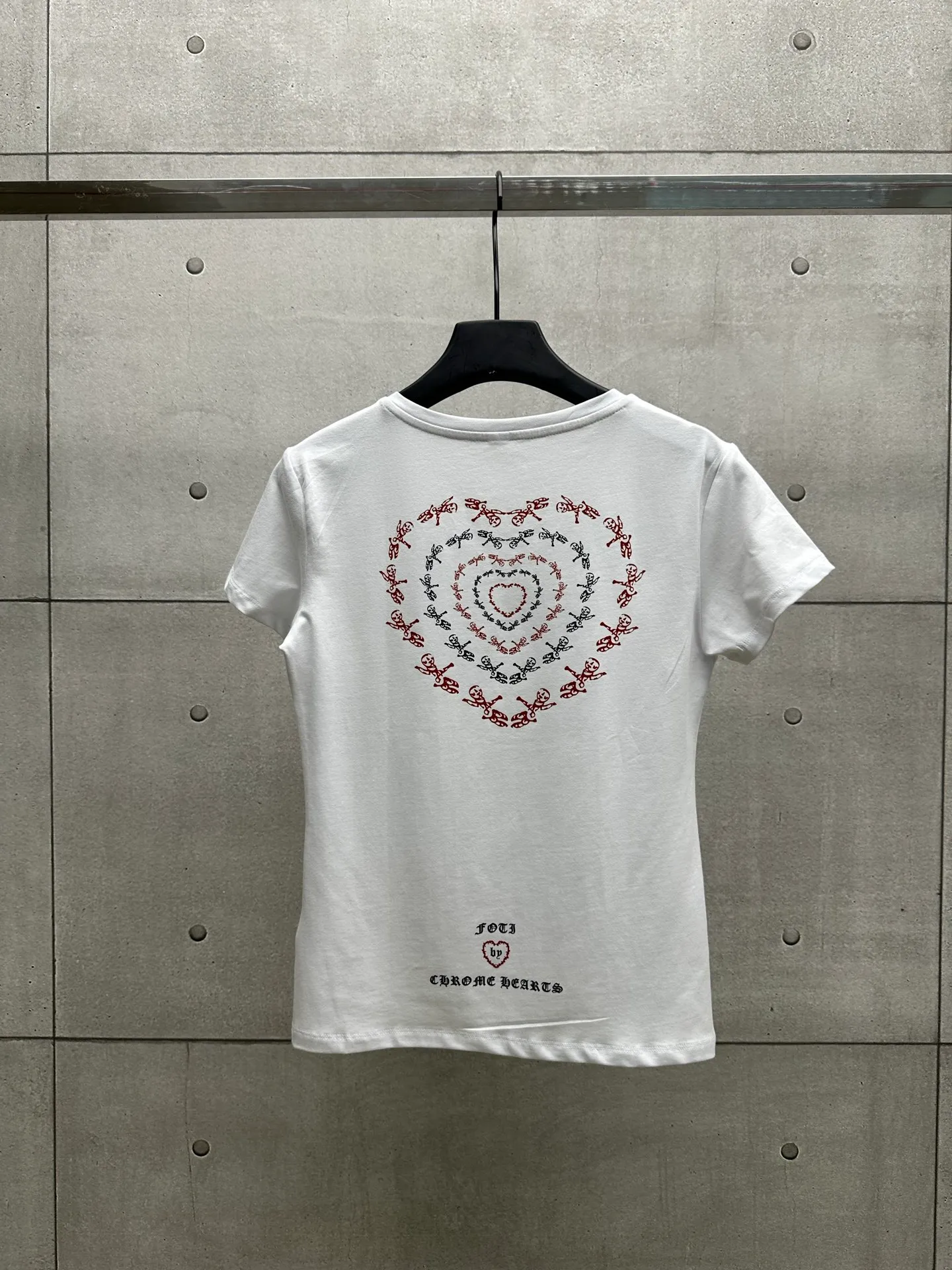 P126 #082 CHROME HEARTS 25SS women's T-shirt Made of 220G original consistent fabric V-neck women's waist style The whole body is made of imported digital direct printing Color: White Size: S M L